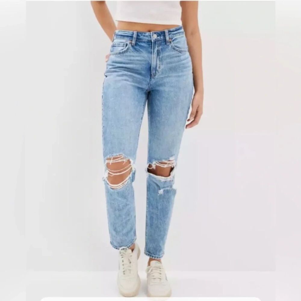 American Eagle Strigid Mom Jeans Women's Size 8 Distressed High Rise Light Wash